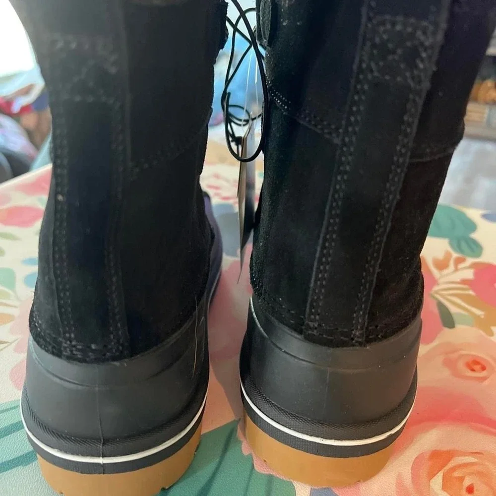 N/A black boots